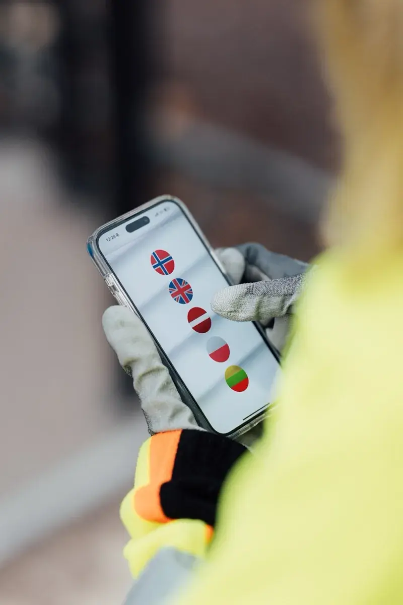 Arbeider velger språk på mobilen